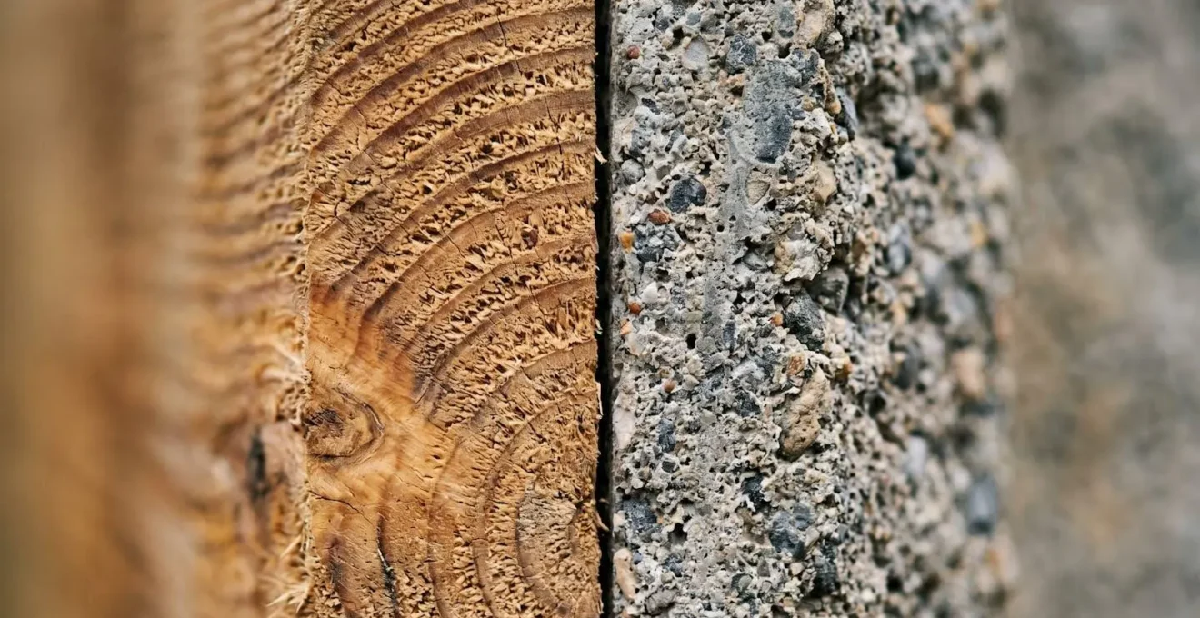 Détail rapproché des matériaux de construction bois et maçonnerie pour studio de jardin