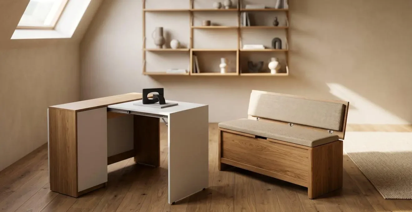 Trio de meubles multifonctions intelligemment disposés dans un espace de vie compact