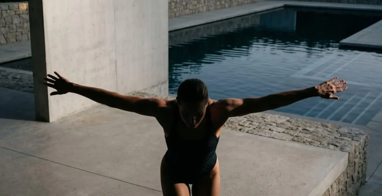 Vue symbolique du mouvement de natation avec jeu de lumière et ombre évoquant l'amplitude des bras