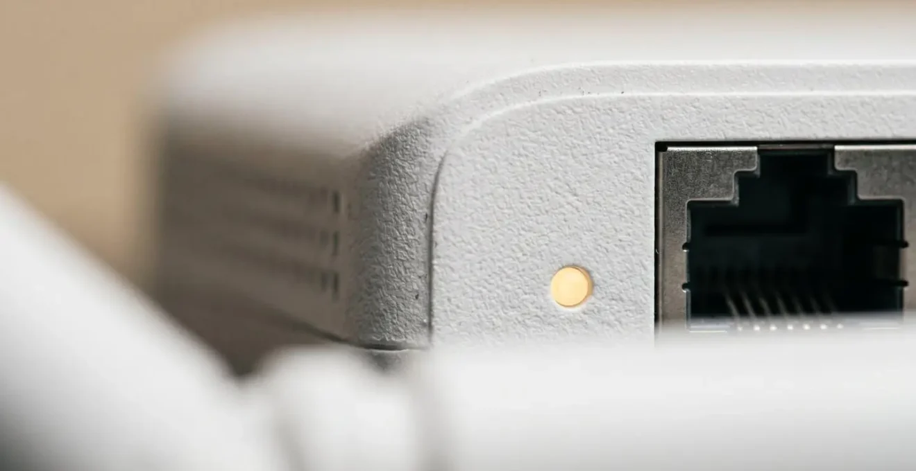 Gros plan macro sur un module de sécurité réseau domotique avec détails texturaux et lumière contrôlée