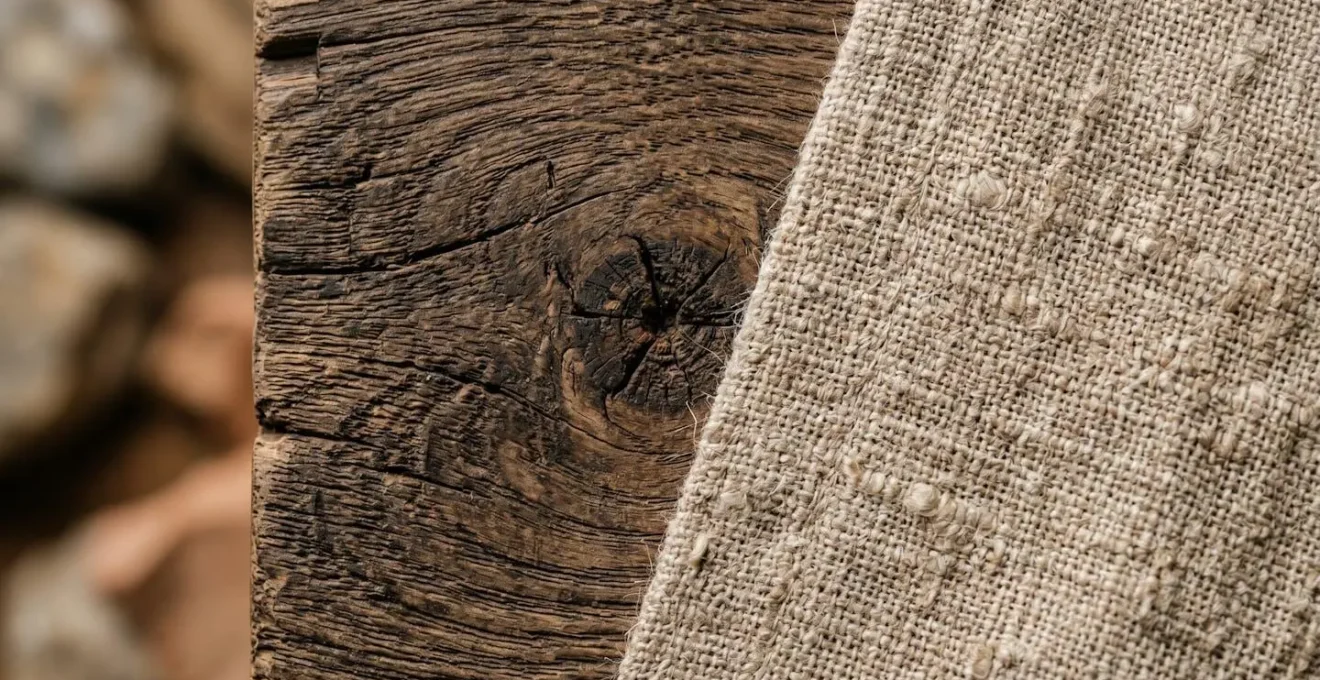 Gros plan sur les textures de bois francais brut avec grain visible et imperfections naturelles